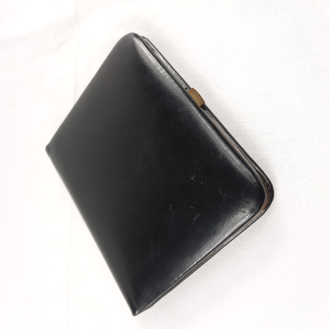 Voir photo 2 de Nécessaire à ongles vintage dans étui cuir noir Nécessaire à ongles vintage dans étui cuir noir Très bon état - Vue 2 -